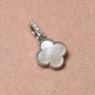 Pingente Trevo Madrepérola Cravejado Com Zircônias Em Prata