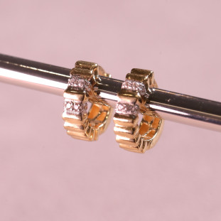 Argola Detalhada Cravejada Com Zircônias Em Ouro Amarelo 