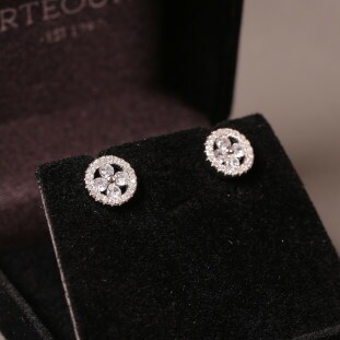 Brinco Redondo Cravejado Com Zircônias  Em Prata 