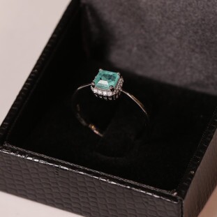 Anel Quarado Cravejado Com Zircônias Em Prata