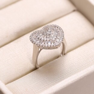 Anel Coração Cravejado Com Zircônias Baguetes Em Prata