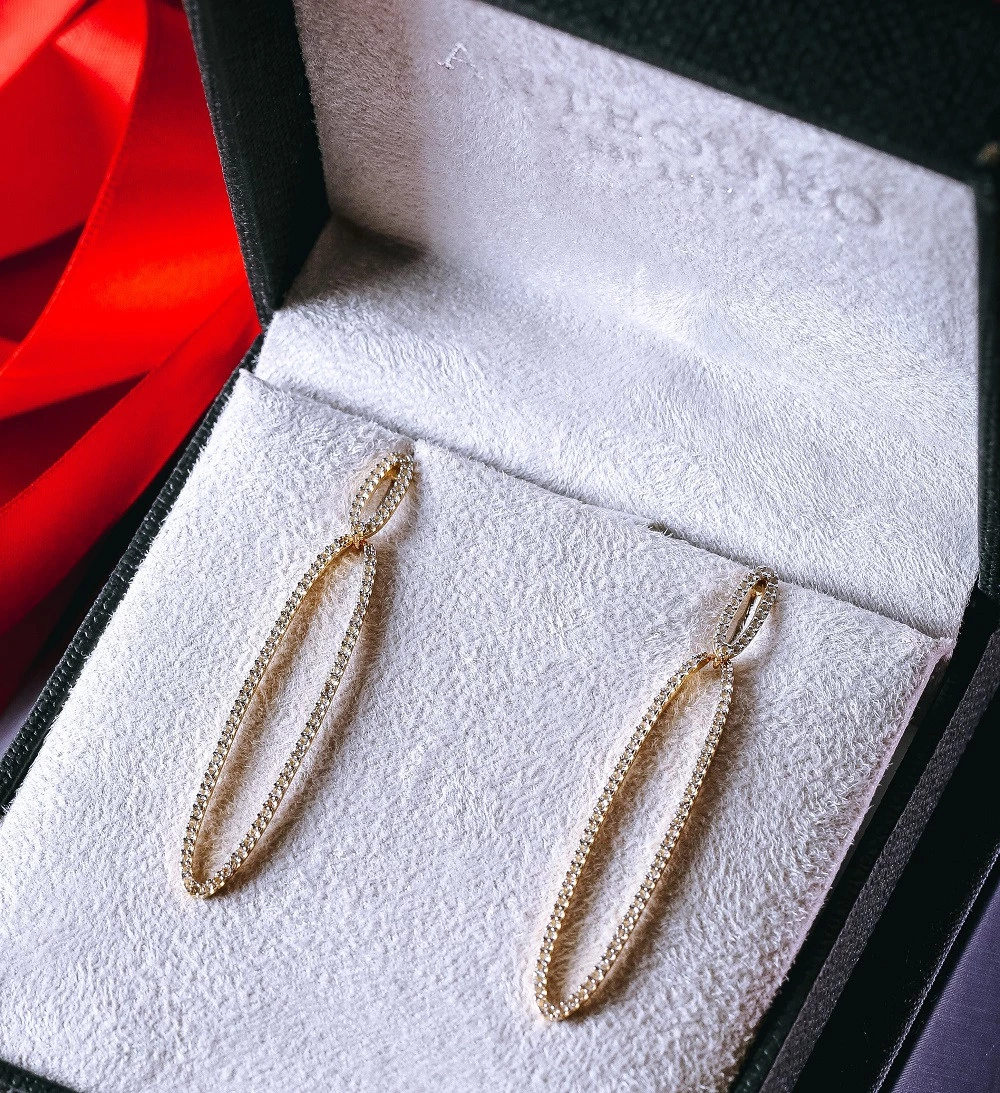 Brinco Oval Alongado com Topázio Branco em Ouro Amarelo