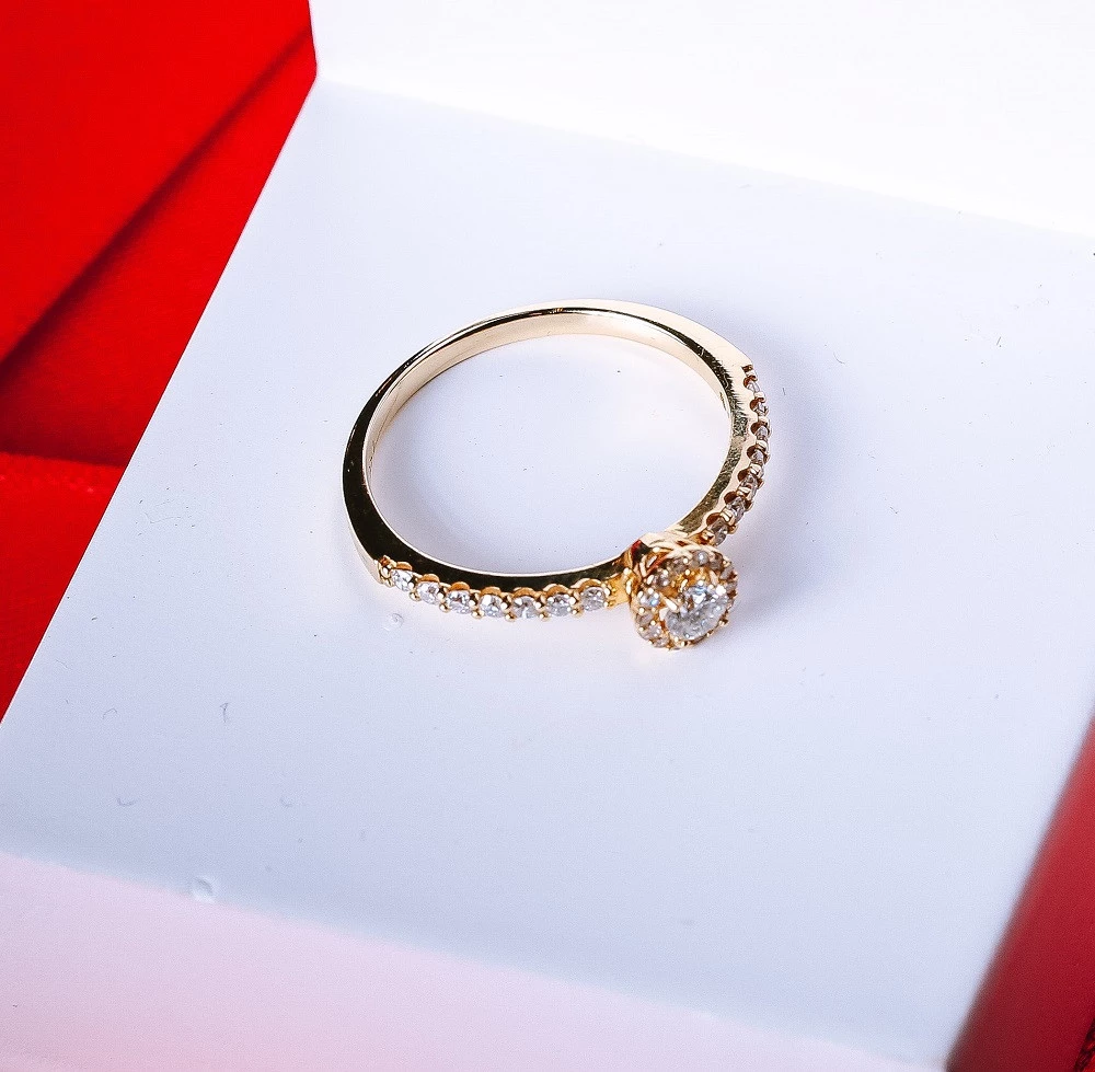 Anel Solitário com Diamante em Ouro Amarelo
