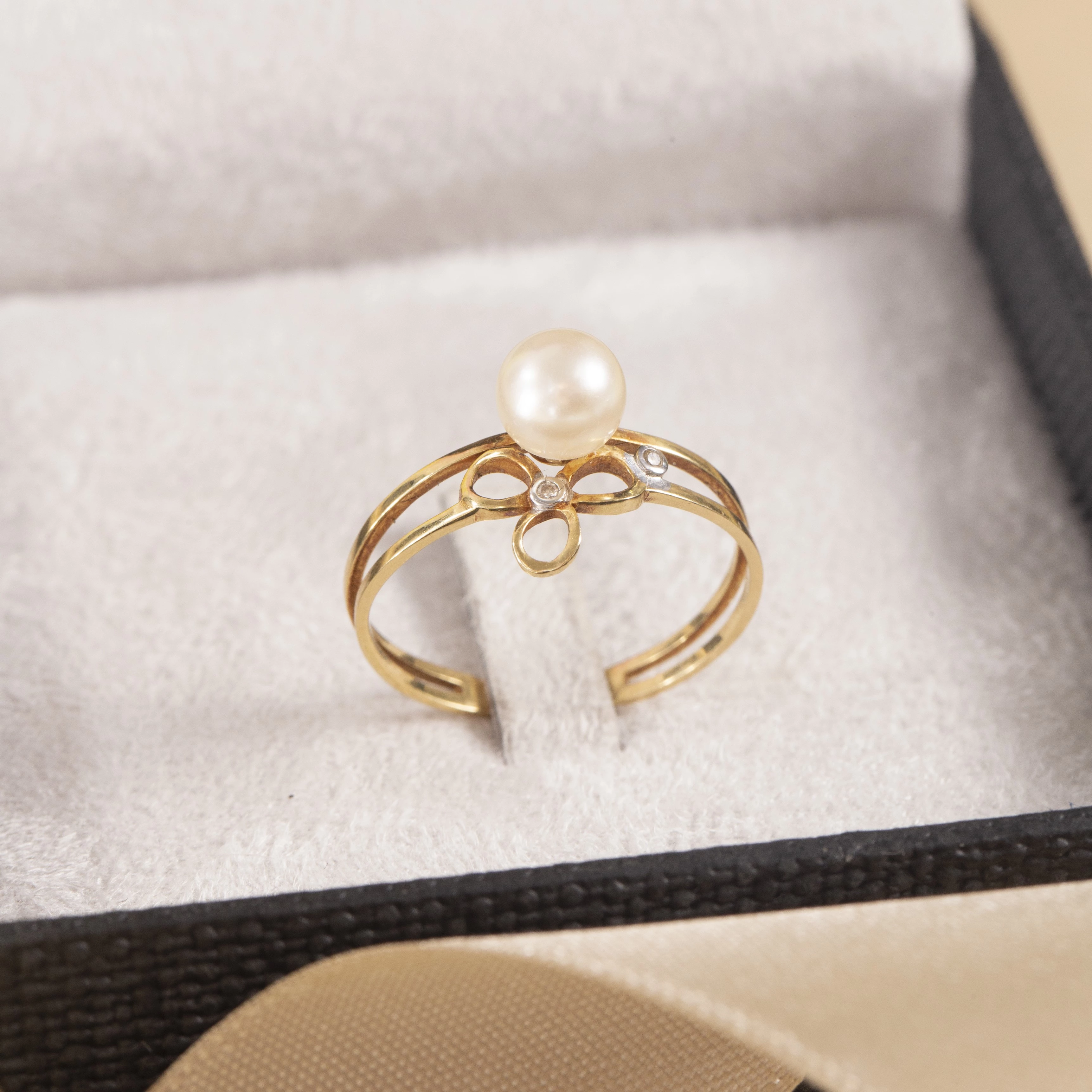 Anel Pérola e Flor com Diamante em Ouro Amarelo