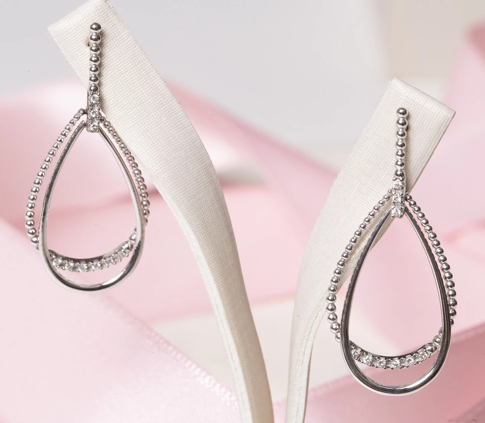 Brinco Gotas Pendurada com Diamante em Ouro Branco