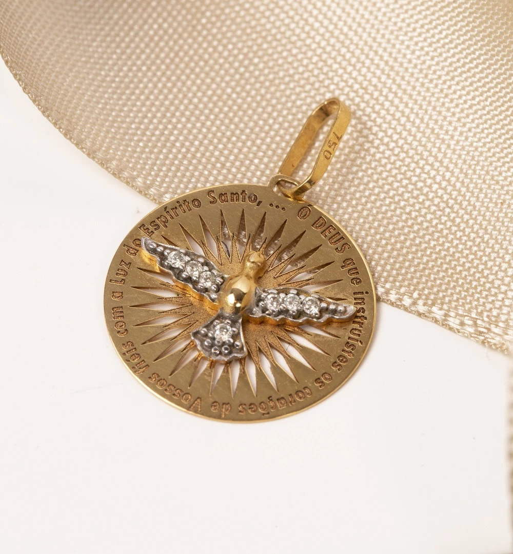Pingente Espírito Santo Vazado com Diamante em Ouro Amarelo