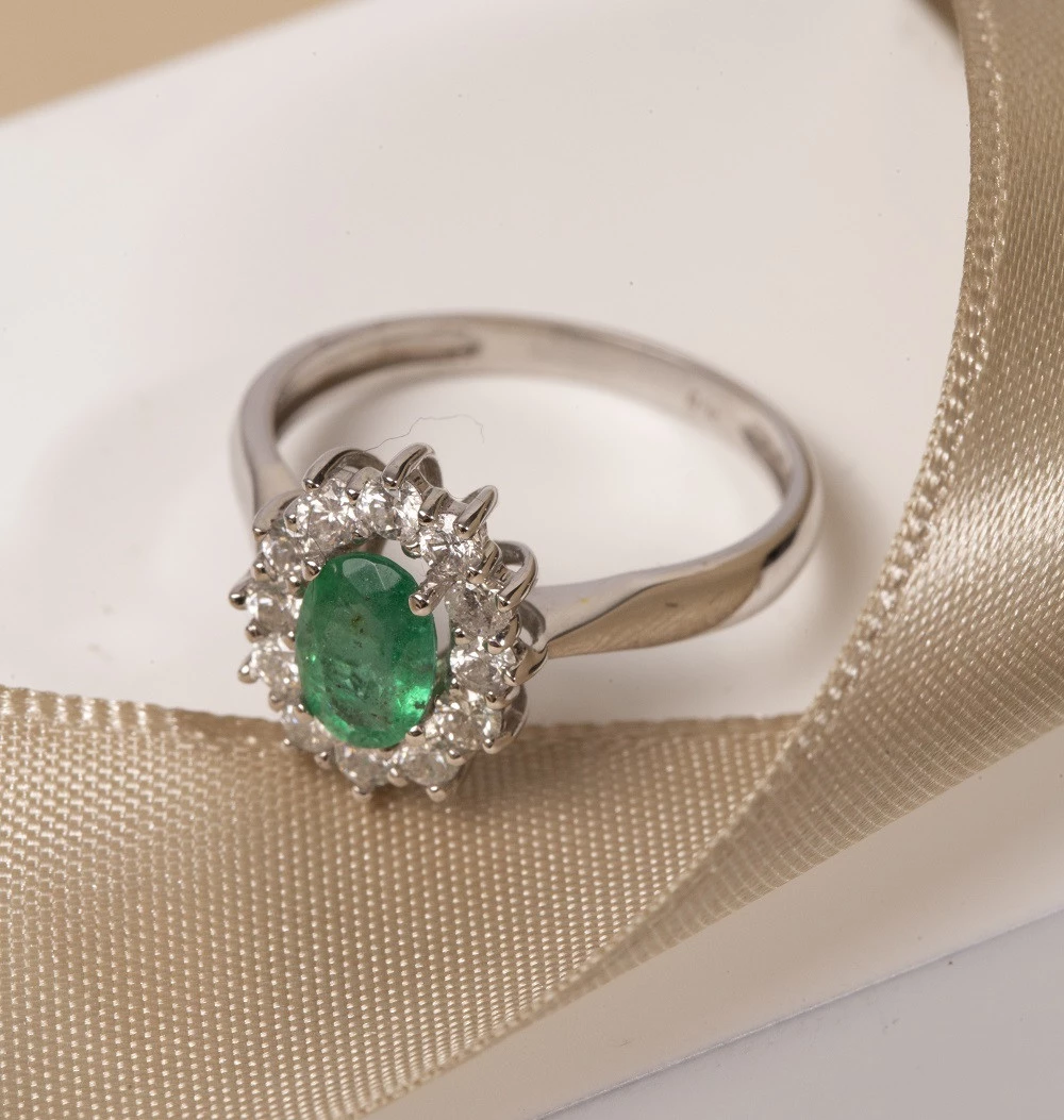 Anel Esmeralda Oval com Diamantes em Ouro Branco