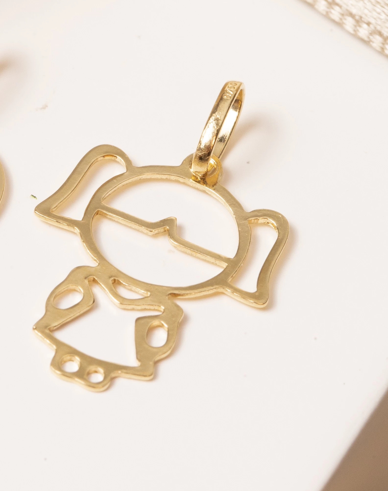 Pingente Menina Vazado em Ouro Amarelo