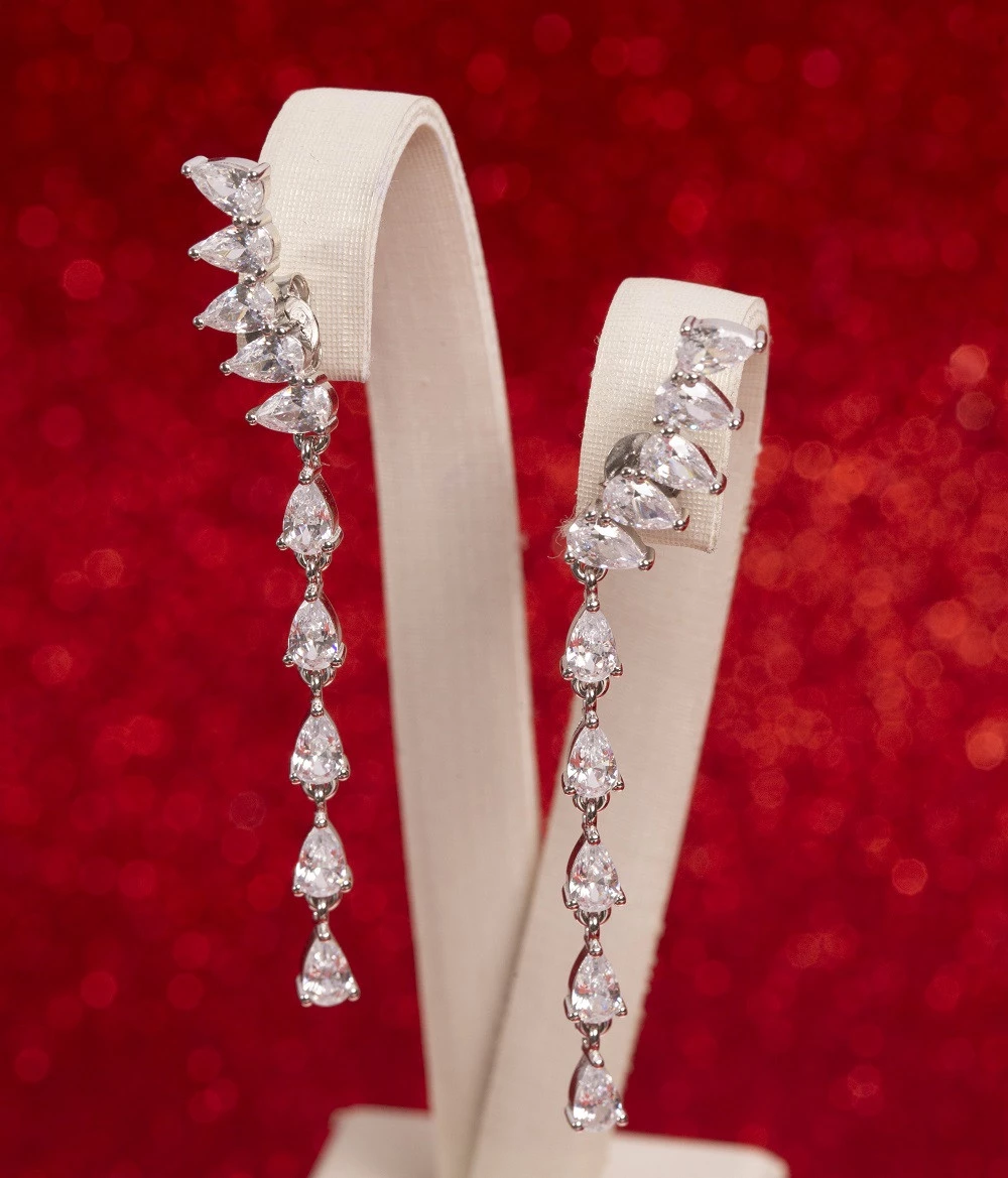 Brinco Ear Cuff com Gostas Penduradas Cravejado com Zircônia em Prata