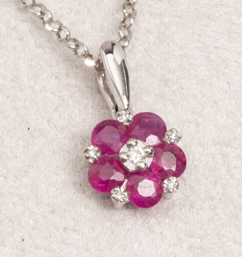 Pingente Flor Rubi em Ouro Branco