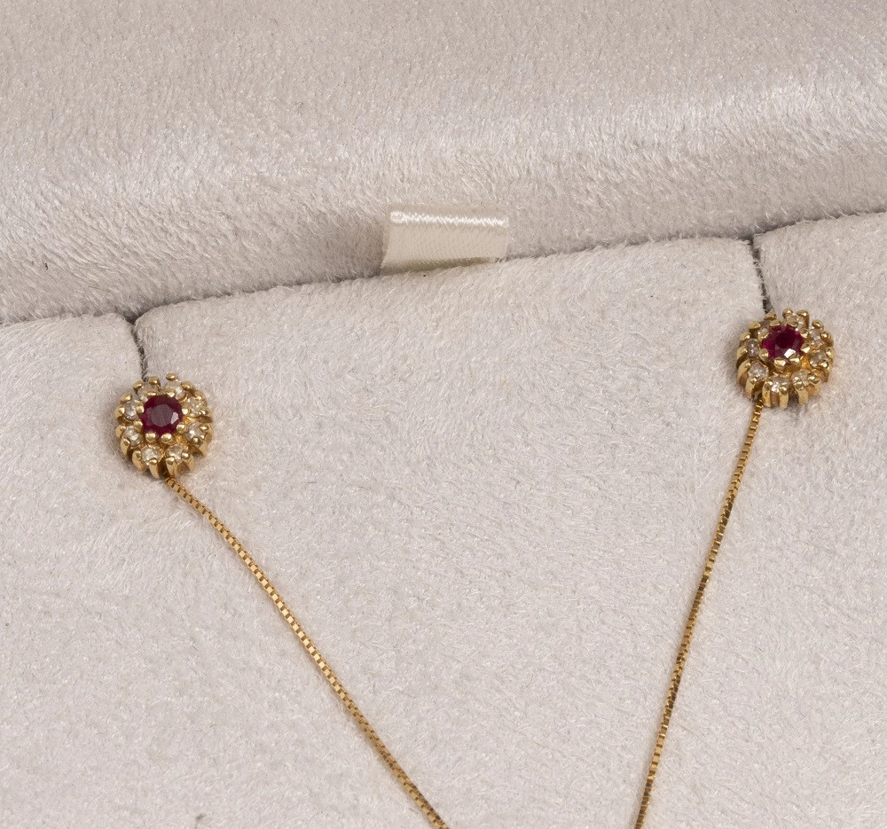 Brinco Flor com Diamante e Rubi em Ouro Amarelo