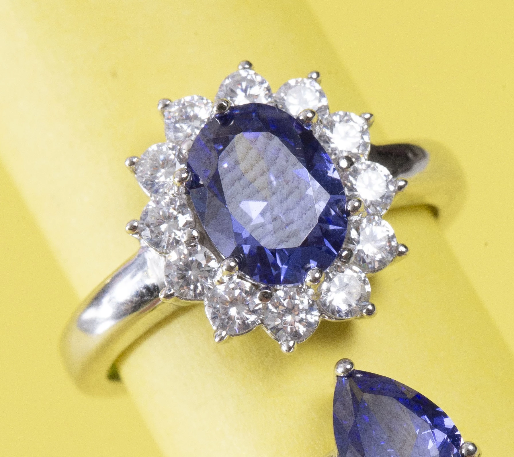Anel Oval Cravejada com Zircônia Tanzanita em Prata