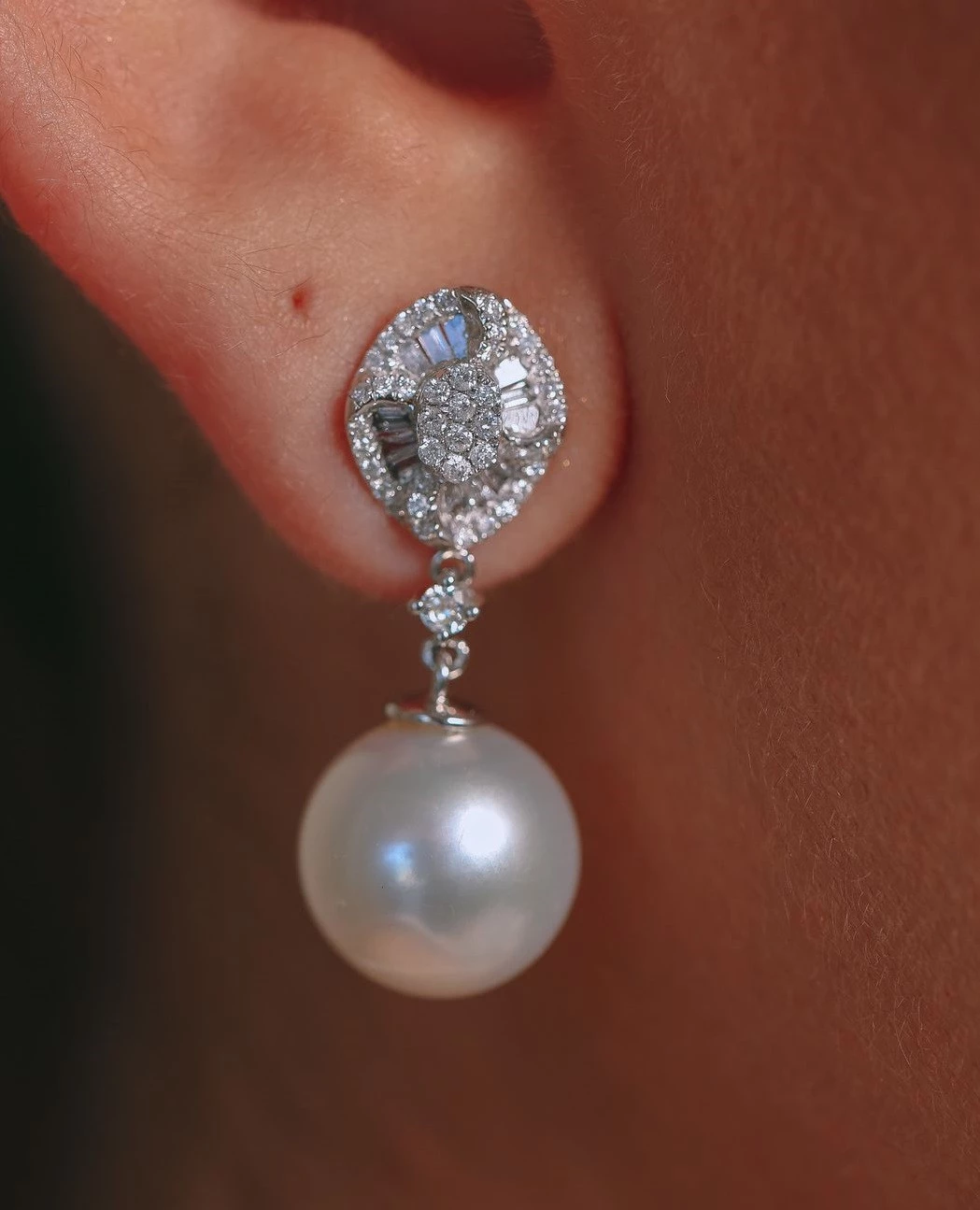Brinco Pérola Cravejado com Diamante em Ouro Branco