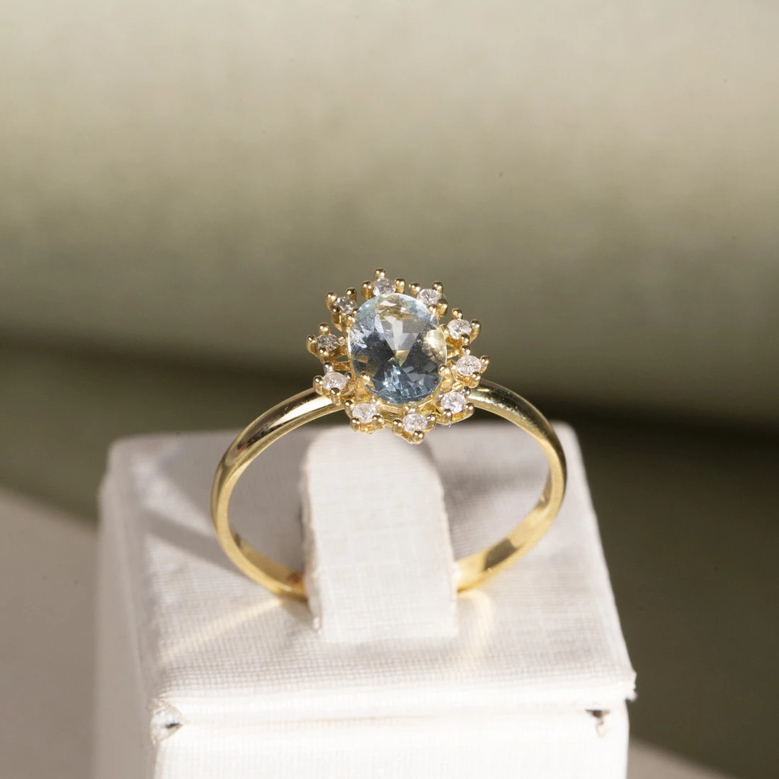 Anel Água Marinha com Diamantes em Ouro Amarelo