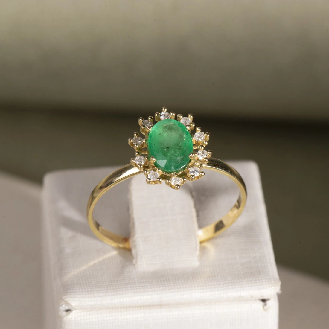 Anel Formatura Oval Com Esmeralda e Diamantes Em Ouro Amarelo