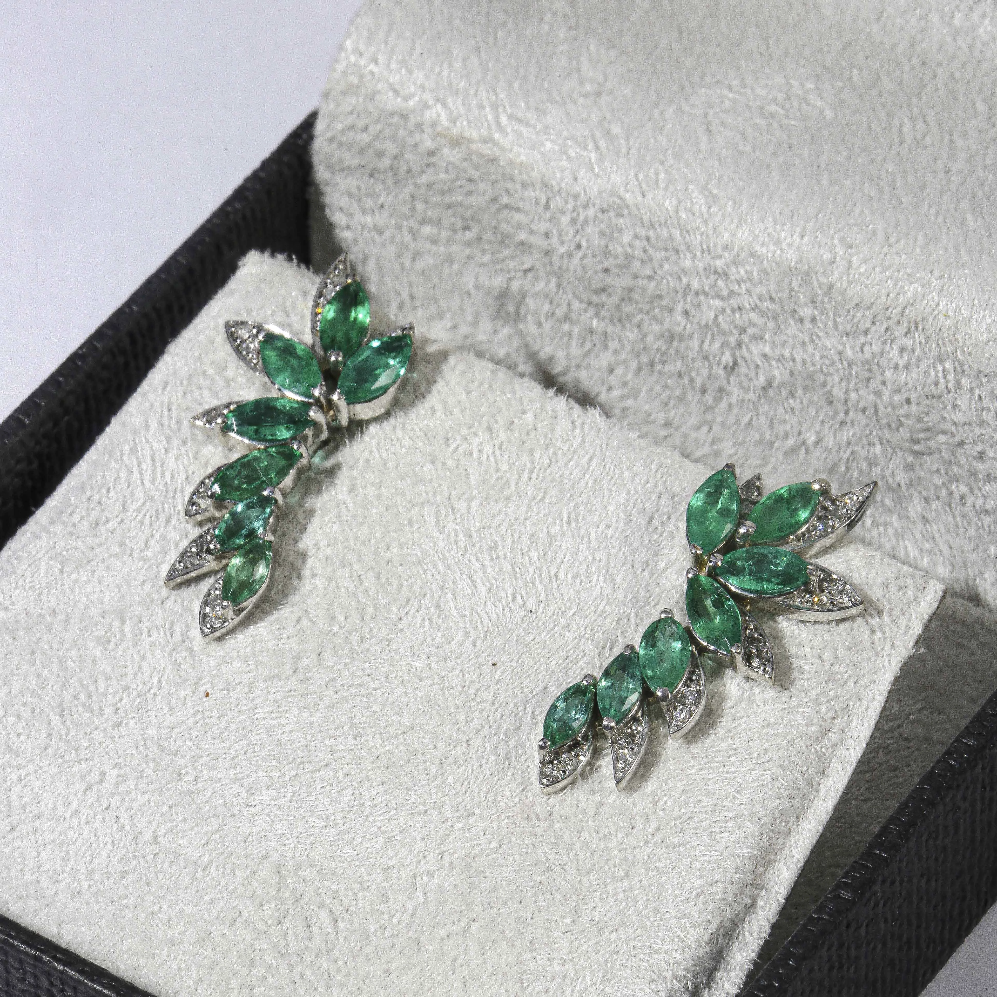 Brinco EarCuff Cravejado Com Diamantes e Esmeraldas Em Ouro Amarelo