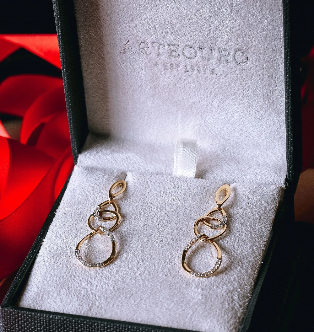 Brinco Oval Pendurado com Topázio Branco em Ouro Amarelo