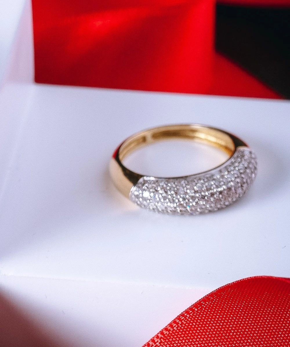 Anel Aparador Largo com Diamantes em Ouro Amarelo