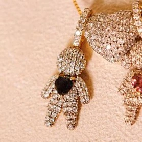 Pingente Menino Cravejado Com Diamantes e Tanzanita Em Ouro Amarelo
