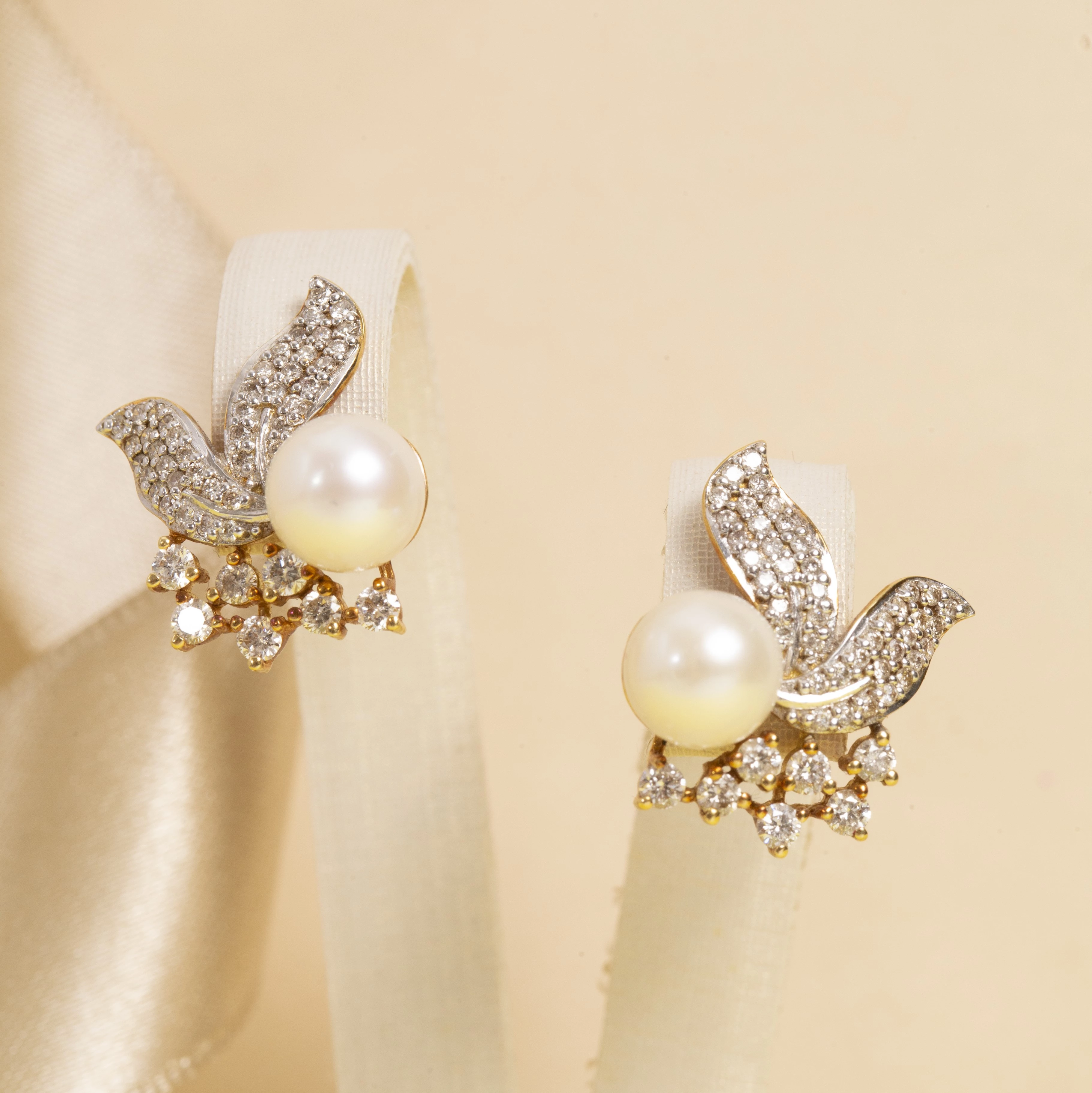 Brinco Pétalas com Pérola e Diamante em Ouro Amarelo