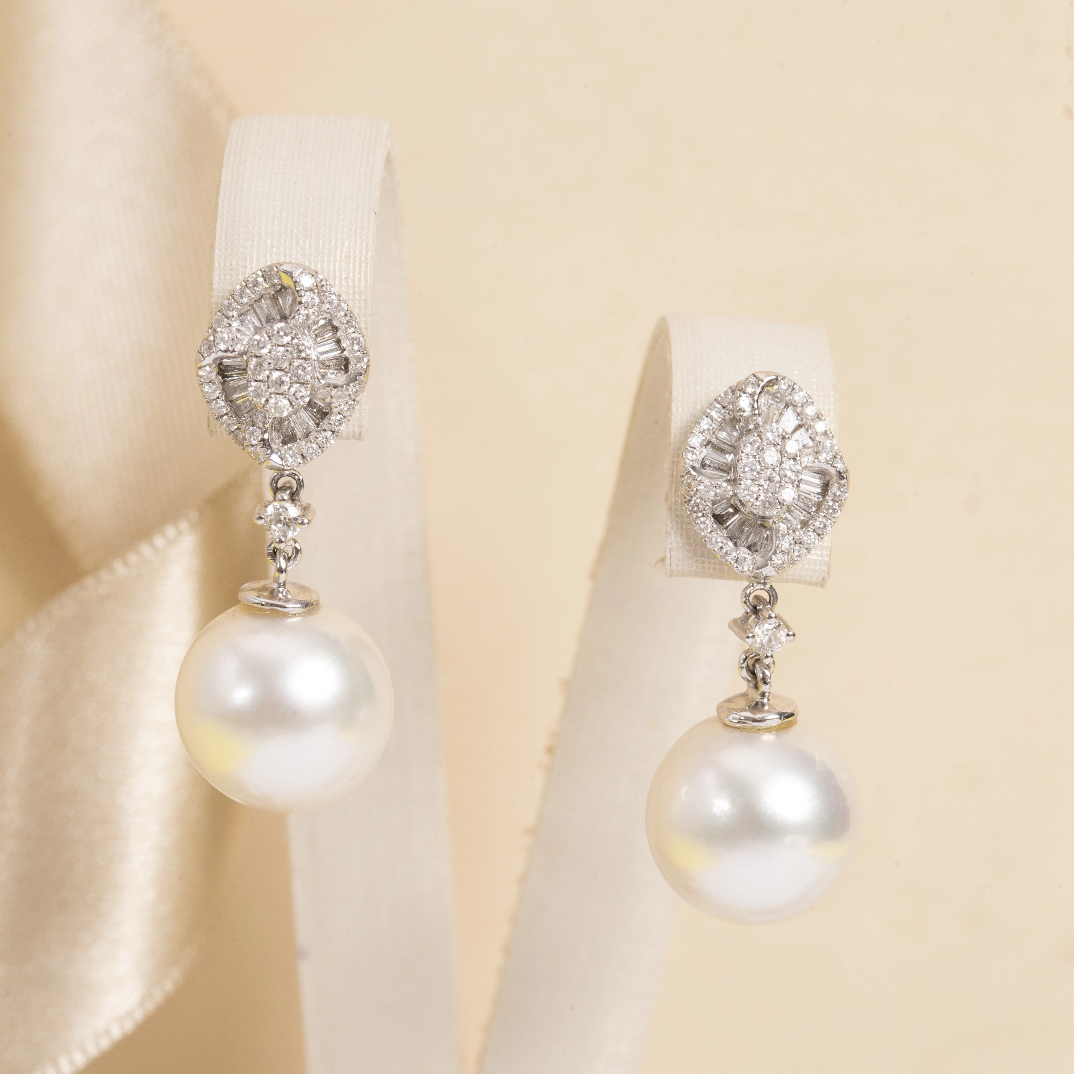 Brinco Pérola Cravejado com Diamante em Ouro Branco