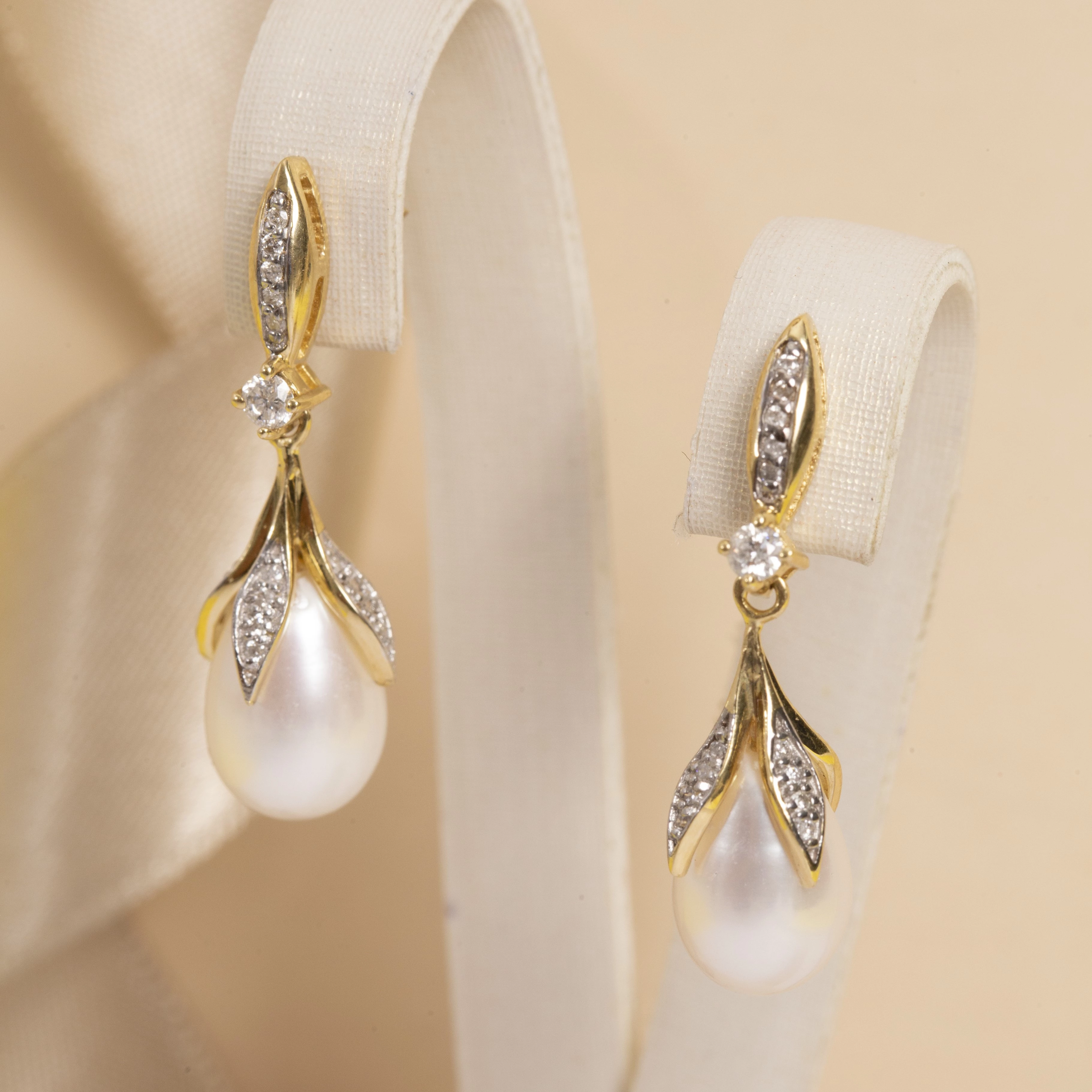 Brinco Pérola Gota com Diamantes em Ouro Amarelo
