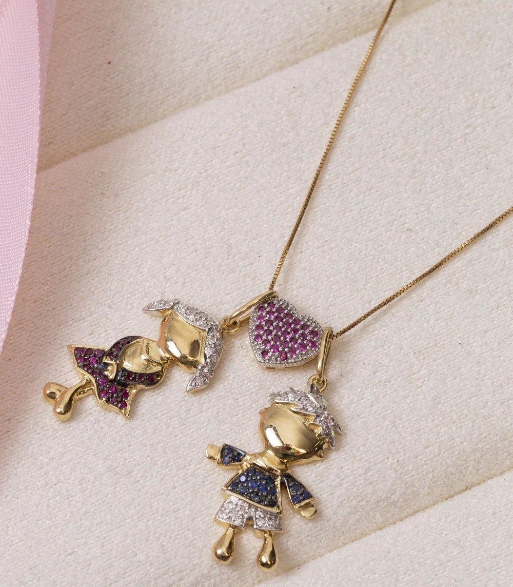 Pingente Menina com Diamante e Rubi em Ouro Amarelo