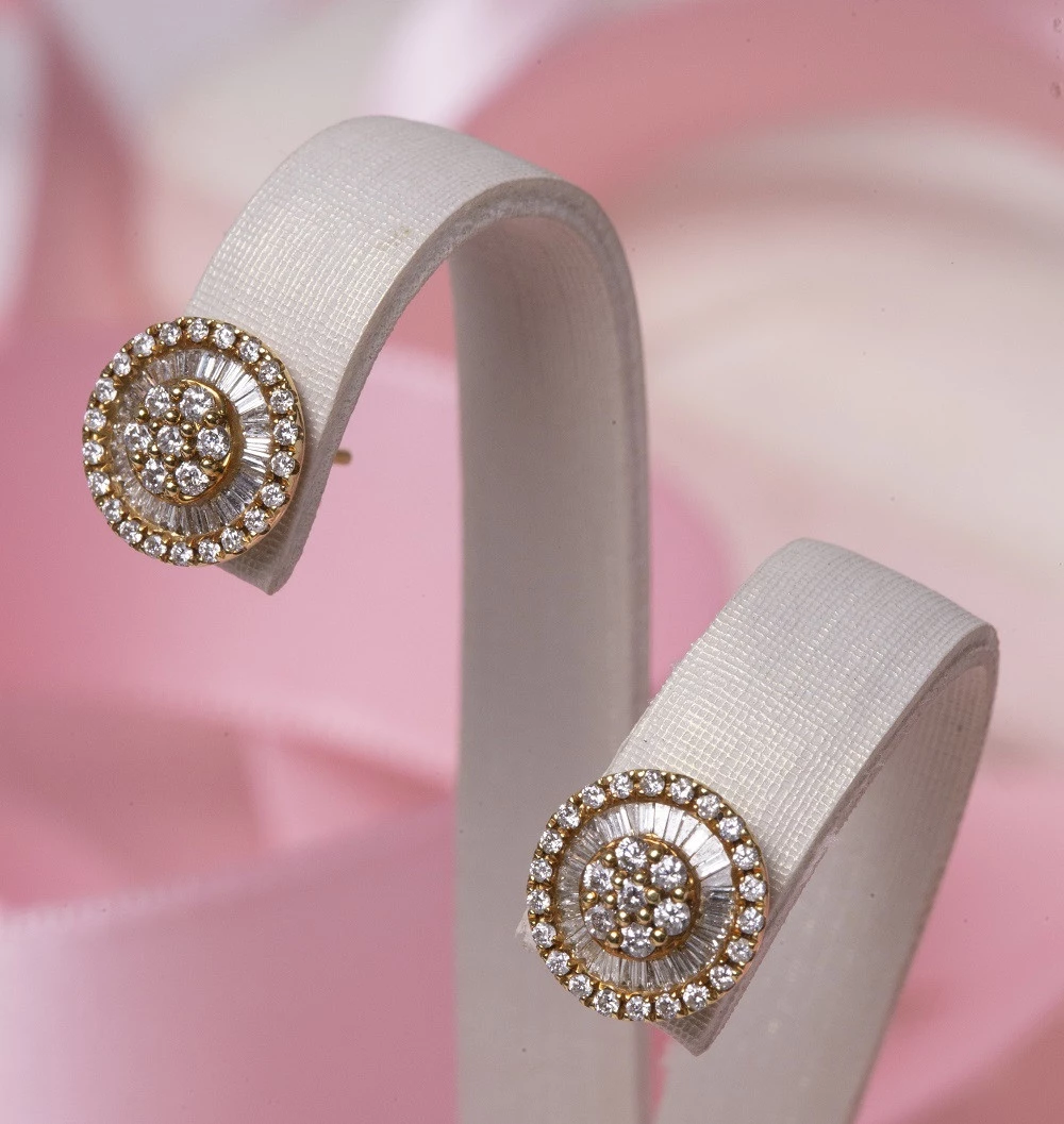 Brinco Pizza Pequeno com Diamante em Ouro Amarelo