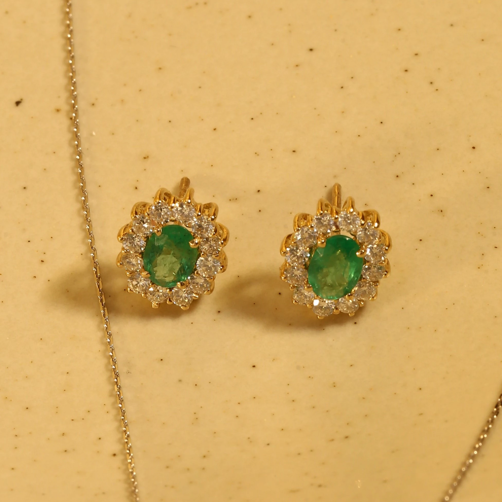 Brinco Oval Cravejado Com Esmeraldas E Diamantes Em Ouro Amarelo