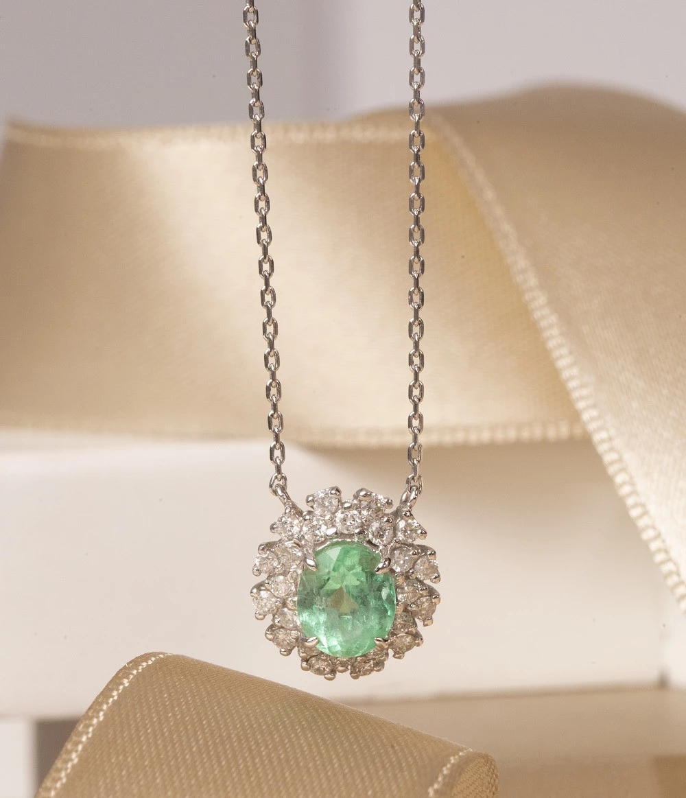 Gargantilha Esmeralda Colombiana Oval com Diamantes em Ouro Branco
