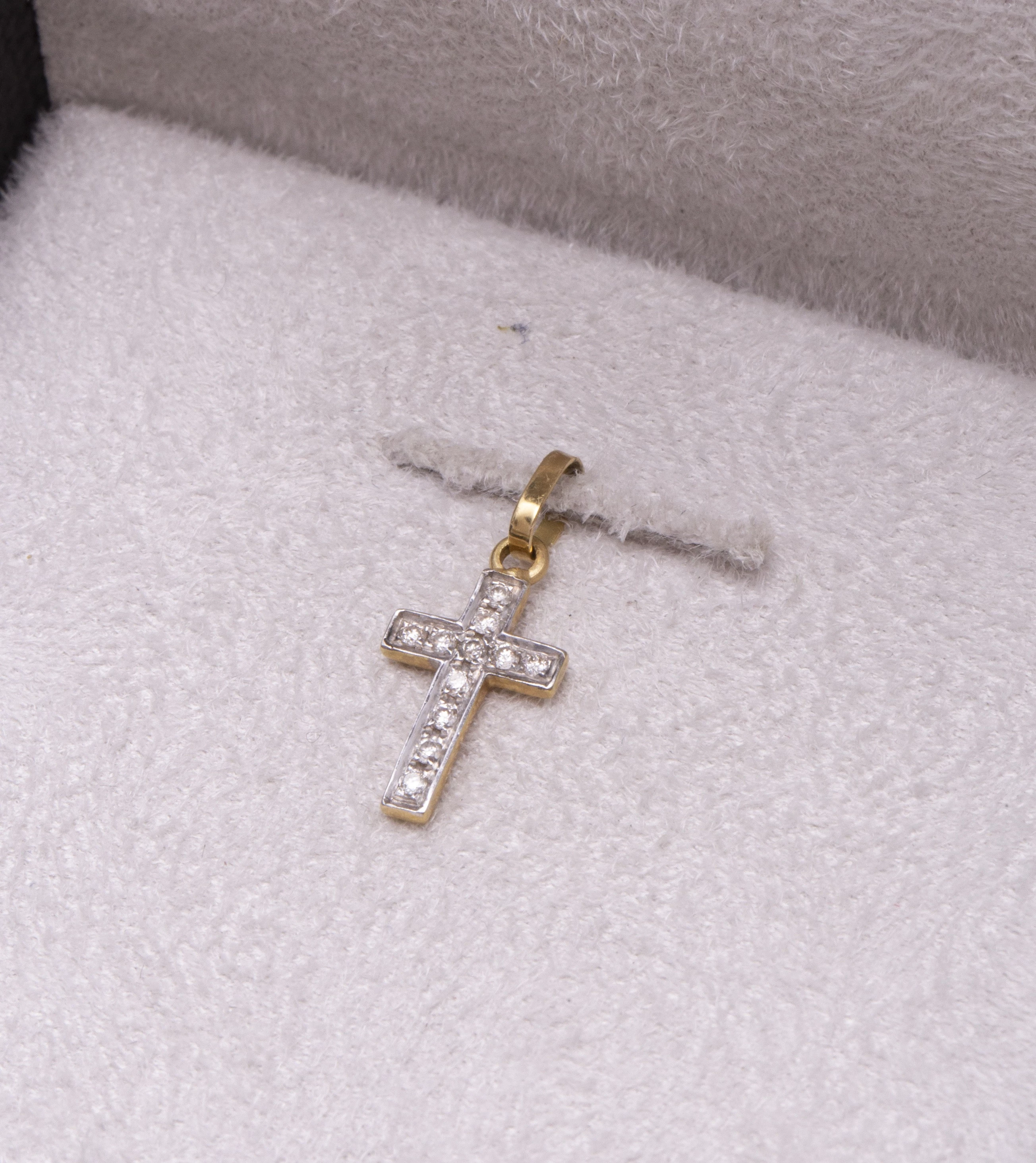 Pingente Cruz Pequena com Diamantes em Ouro Amarelo