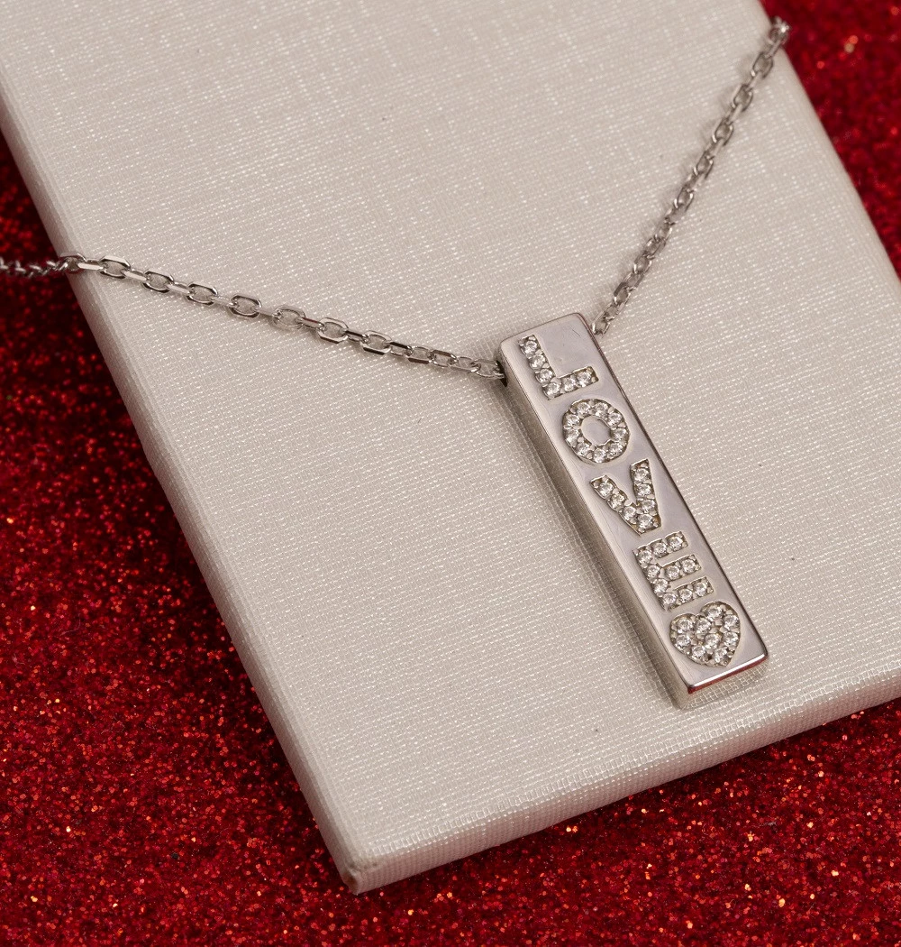 Gargantilha Placa Love Cravejada com Zircônia em Prata