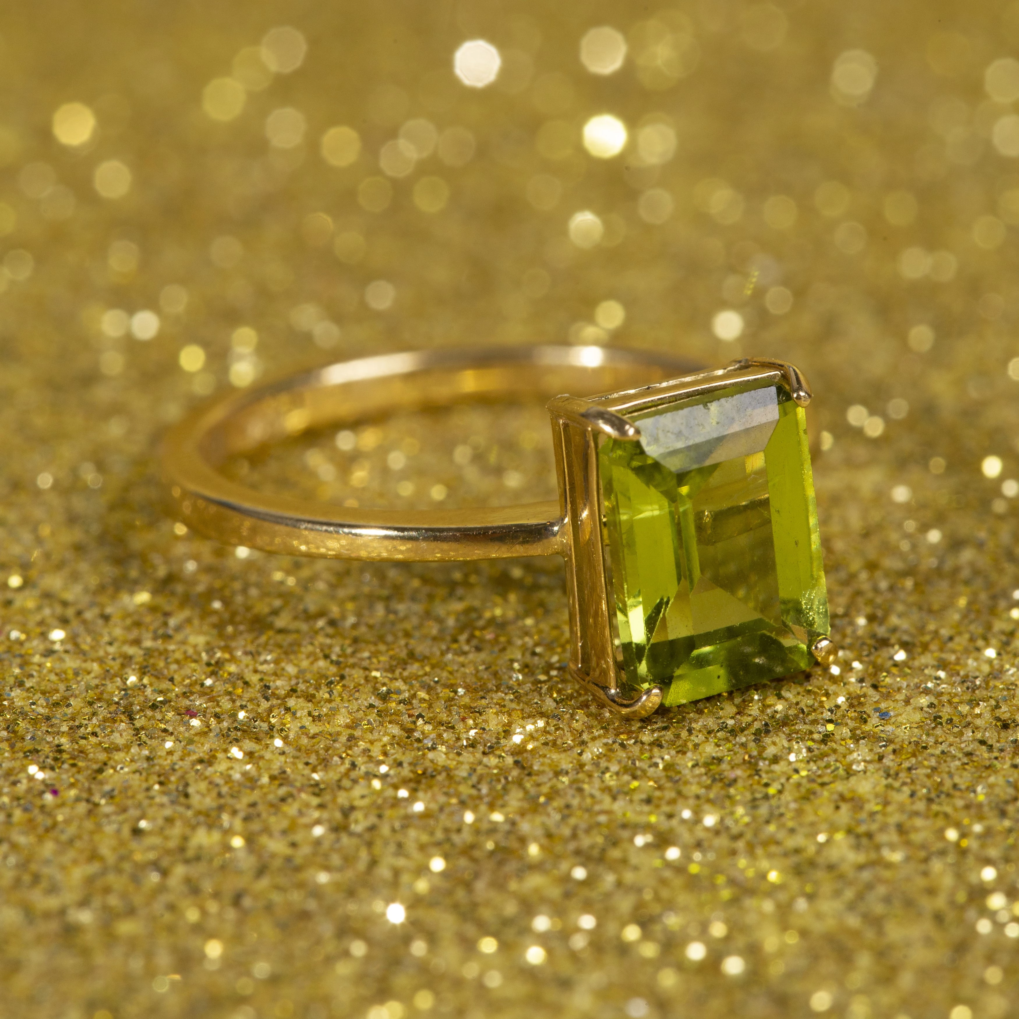 Anel Com Peridoto Retangular Em Ouro Amarelo