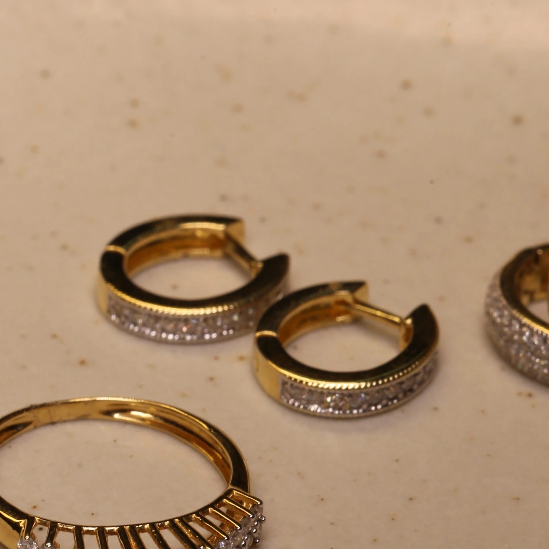 Argola Fios Quadrado Cravejada Com Diamantes Em Ouro Amarelo