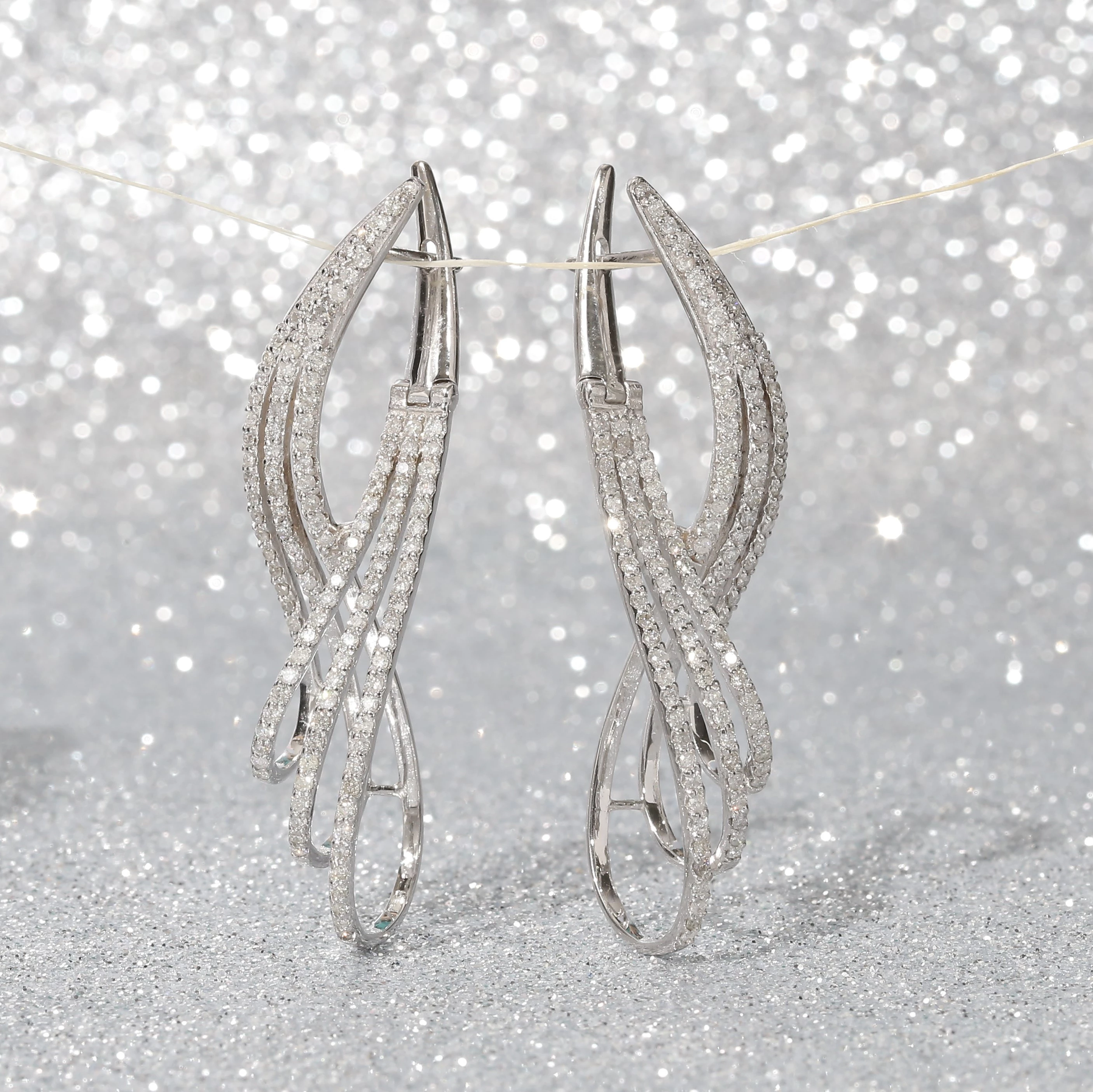 Brinco Fios Torcidos Cravejado Com Diamantes Em Ouro Branco