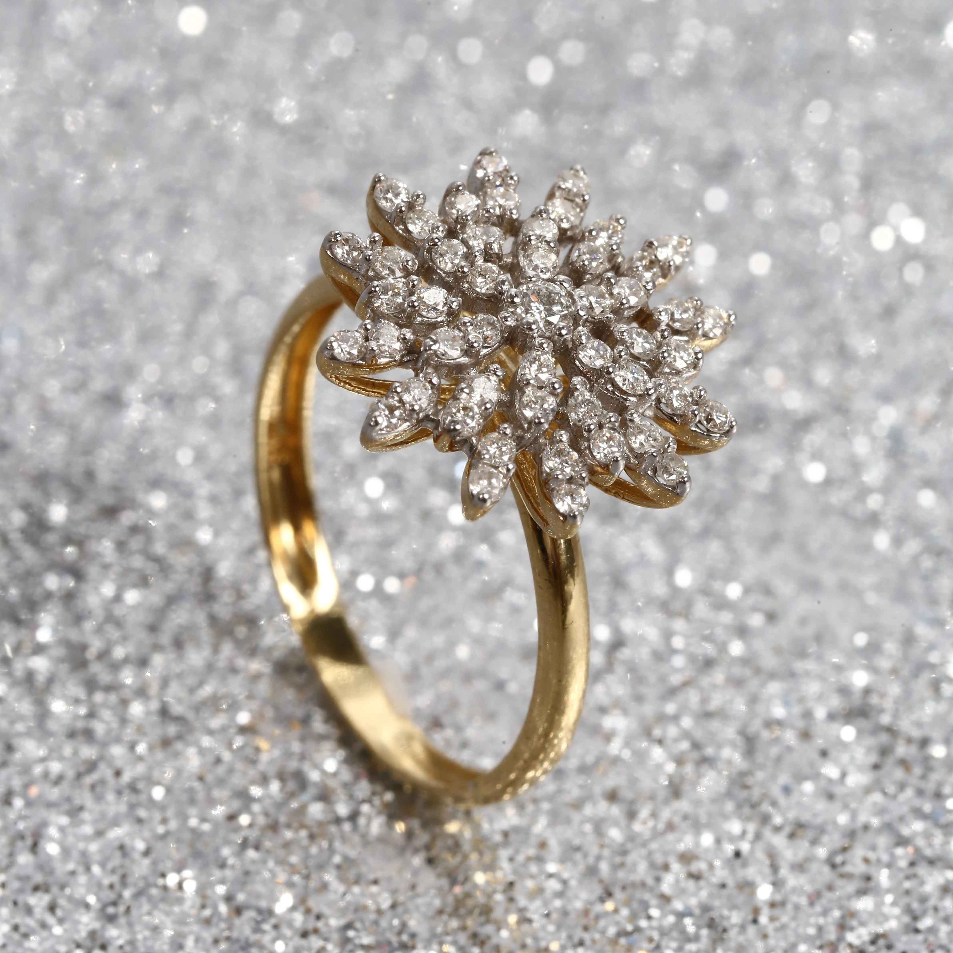 Anel Flor Cravejado Com Diamantes Em Ouro Amarelo