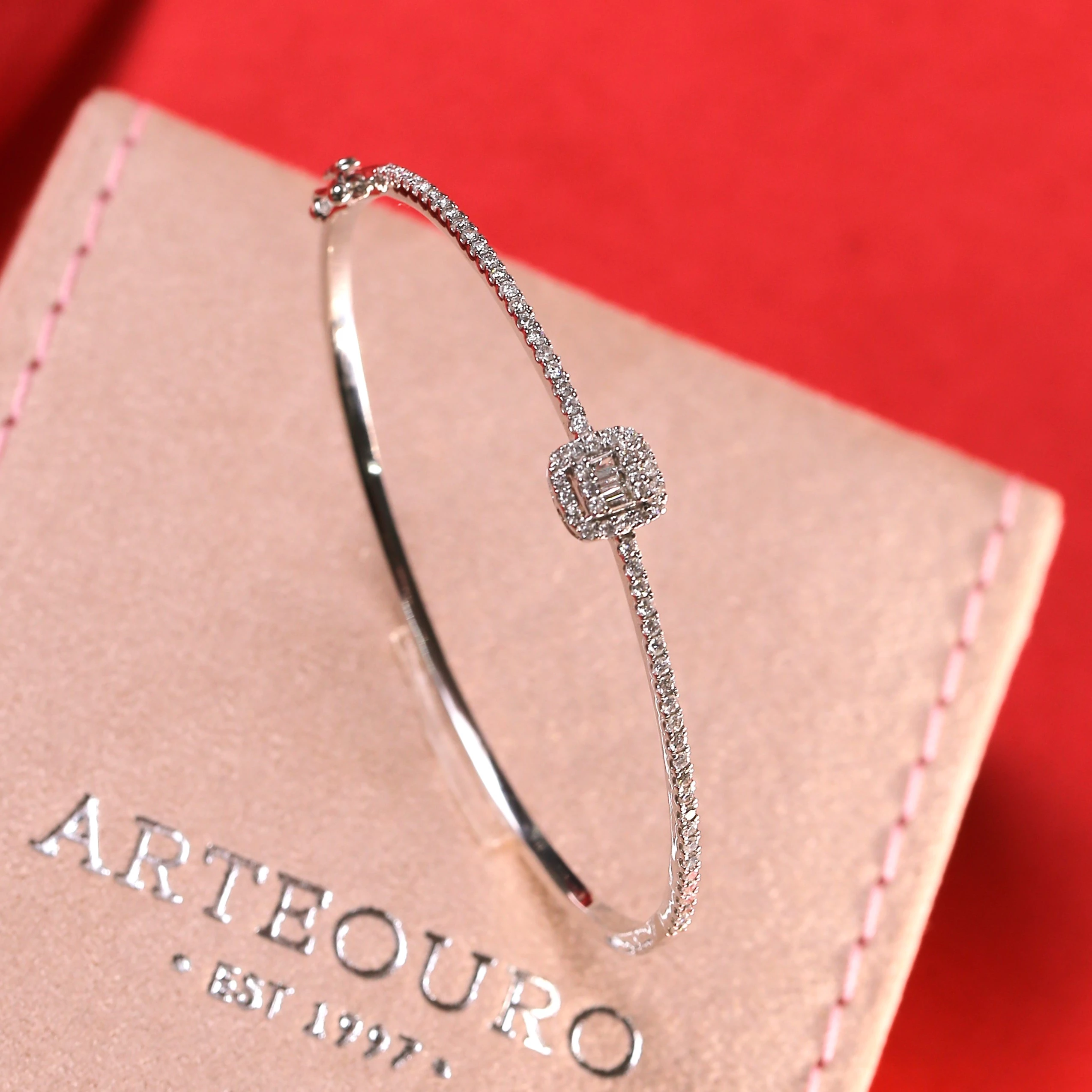 Bracelete Quadrado Cravejado Com Diamantes Em Ouro Branco