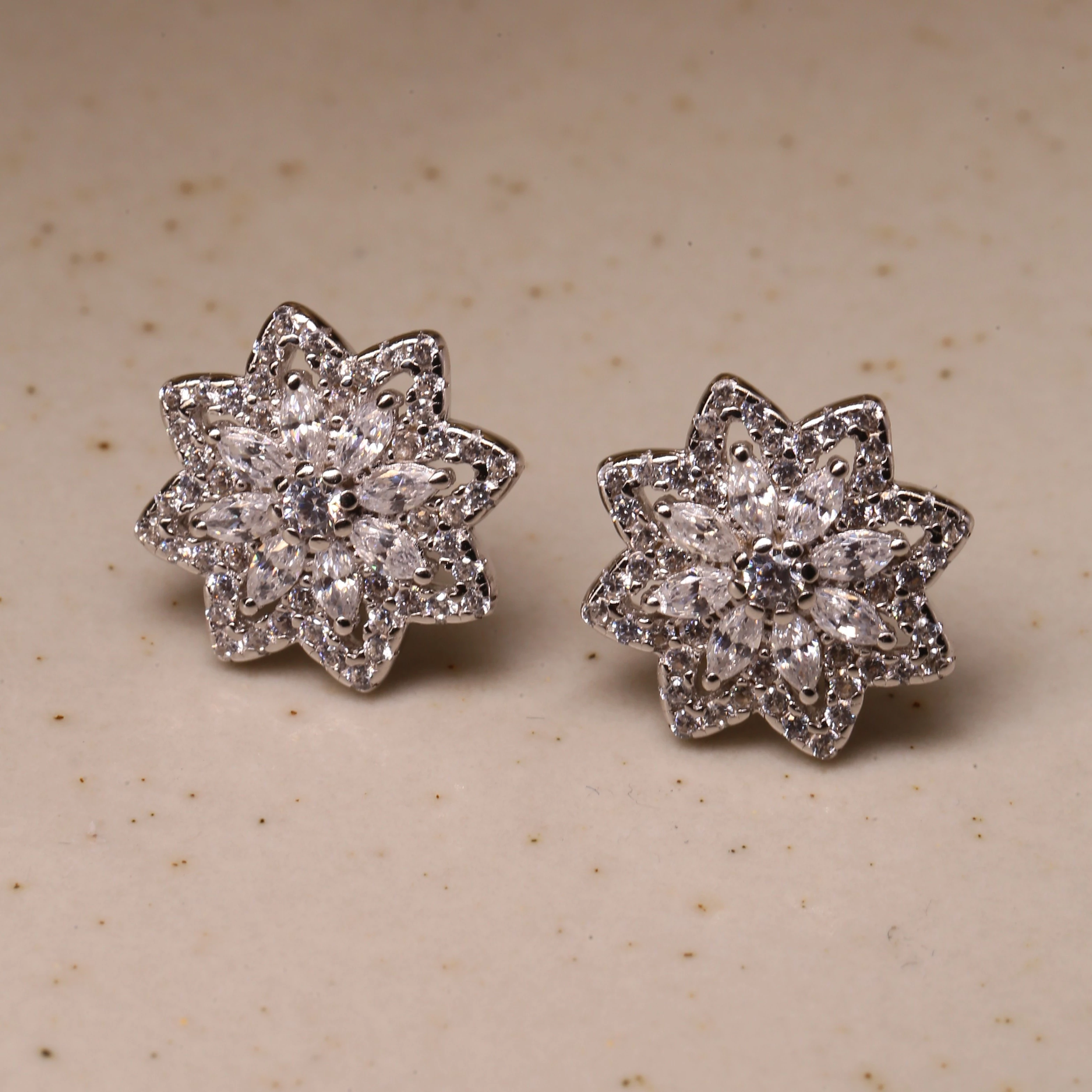 Conjunto Brinco e Gargantilha Flor Cravejadas Com Zircônias Em Prata