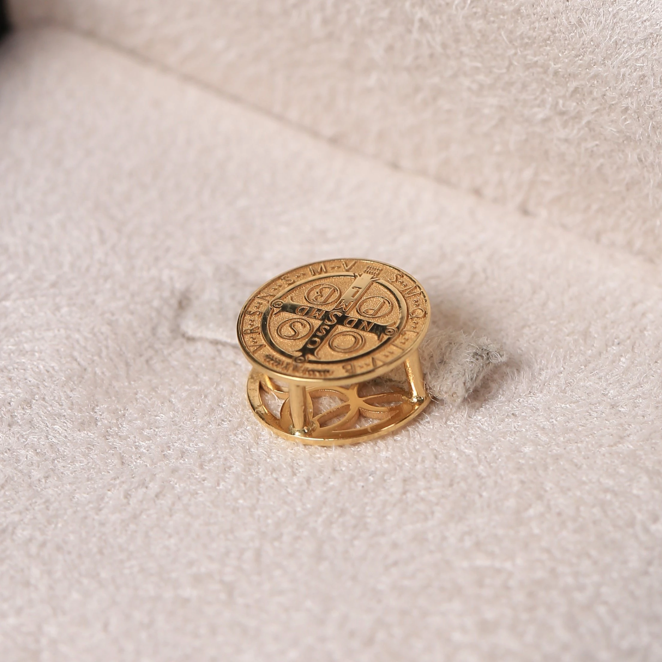 Pulseira Fio de Seda Com Pingente Sao Bento Em Ouro amarelo