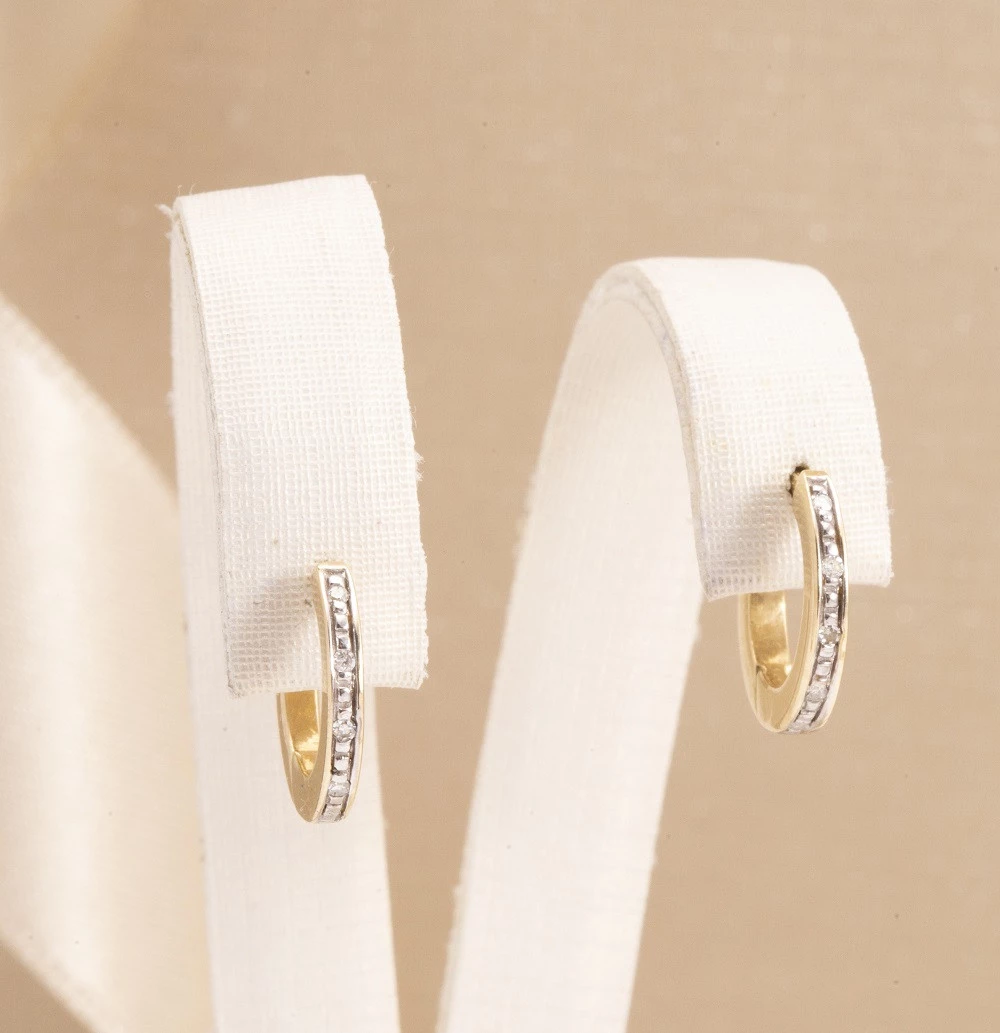 Argola Redonda Cravejada com Diamante em Ouro Amarelo