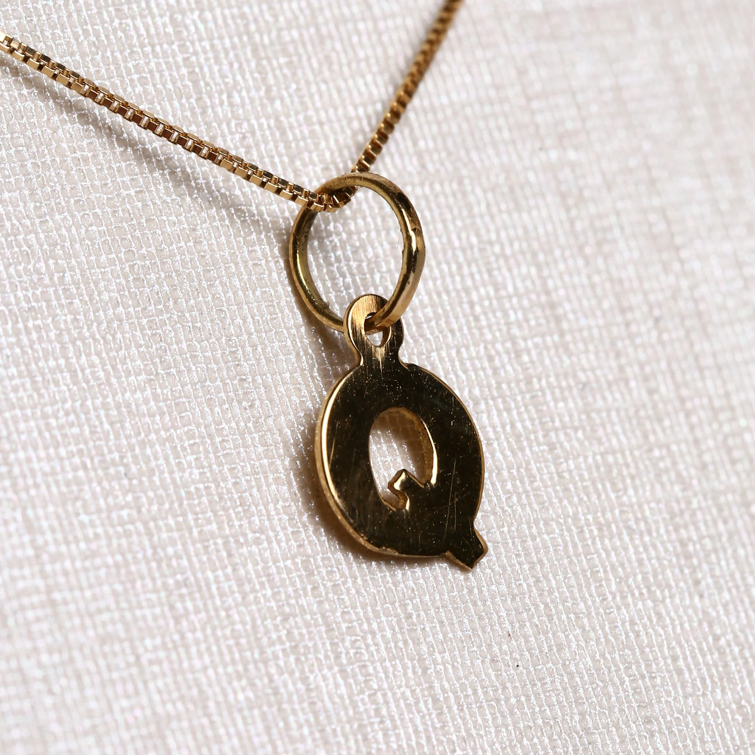 Pingente Letra Q Em Ouro Amarelo