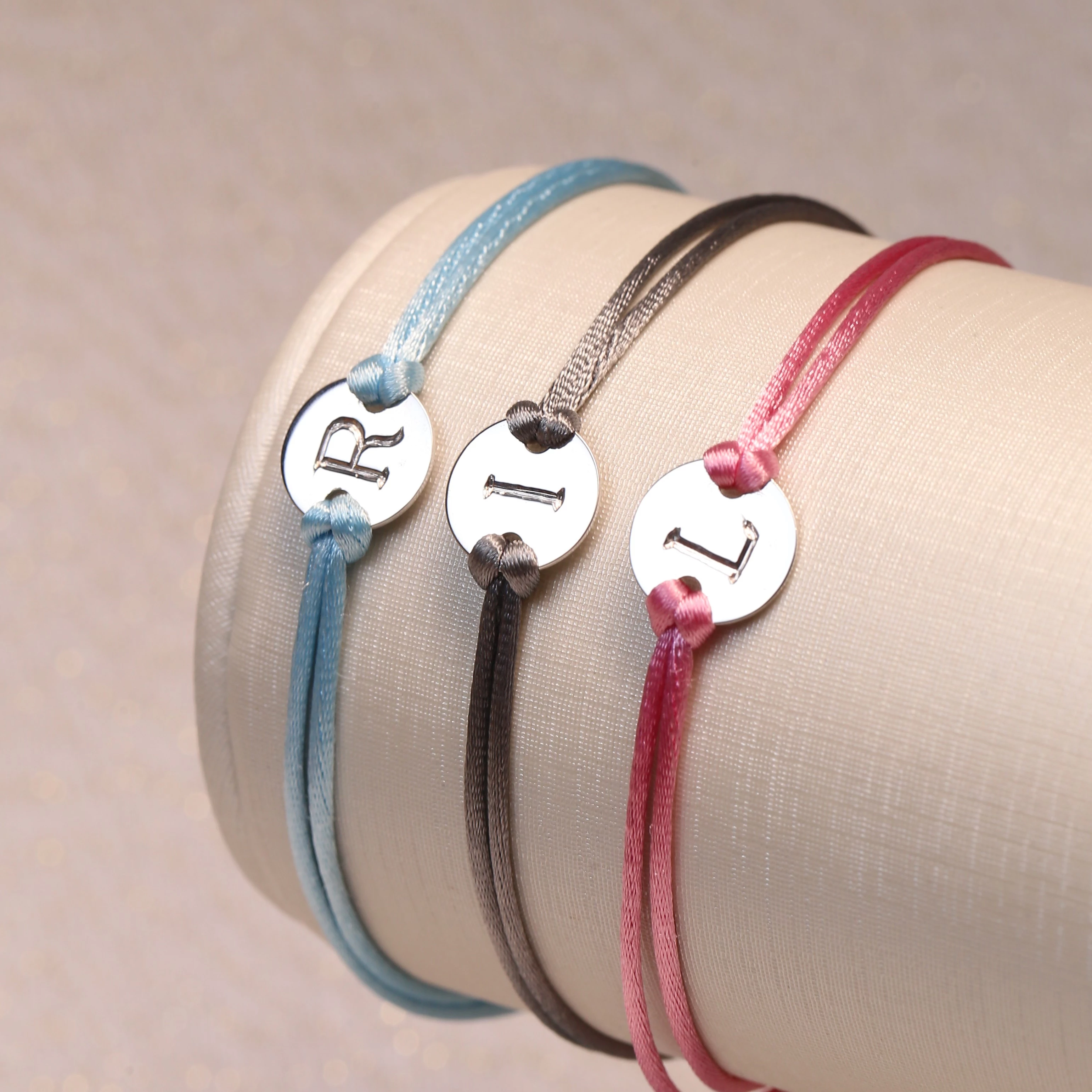 Pulseira Fio de Seda com Placa Letra Customizável e Elo de ajuste Em Ouro Branco