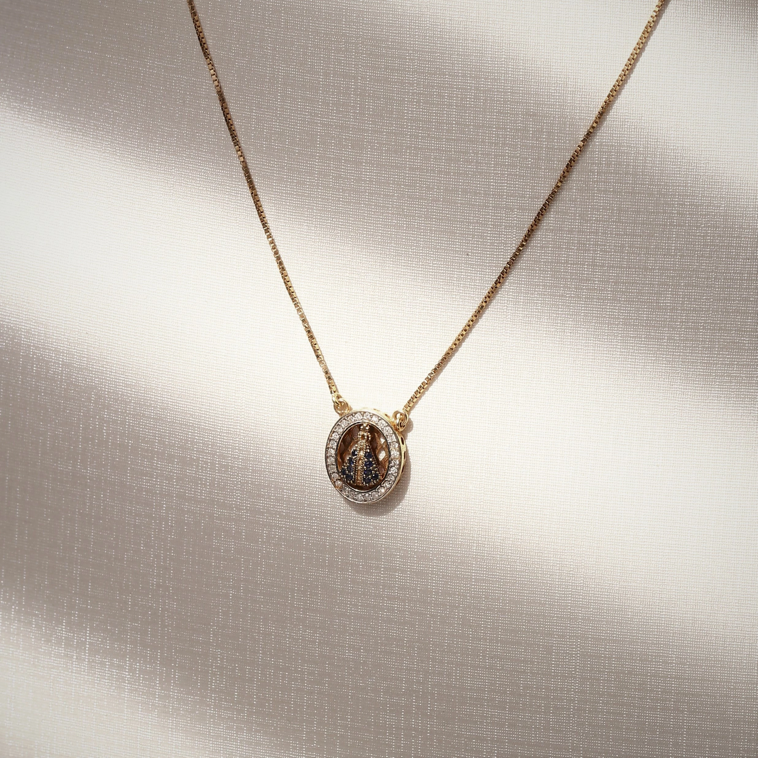 Gargantilha Nsa Sra Aparecida Oval com Diamante e Safira em Ouro Amarelo