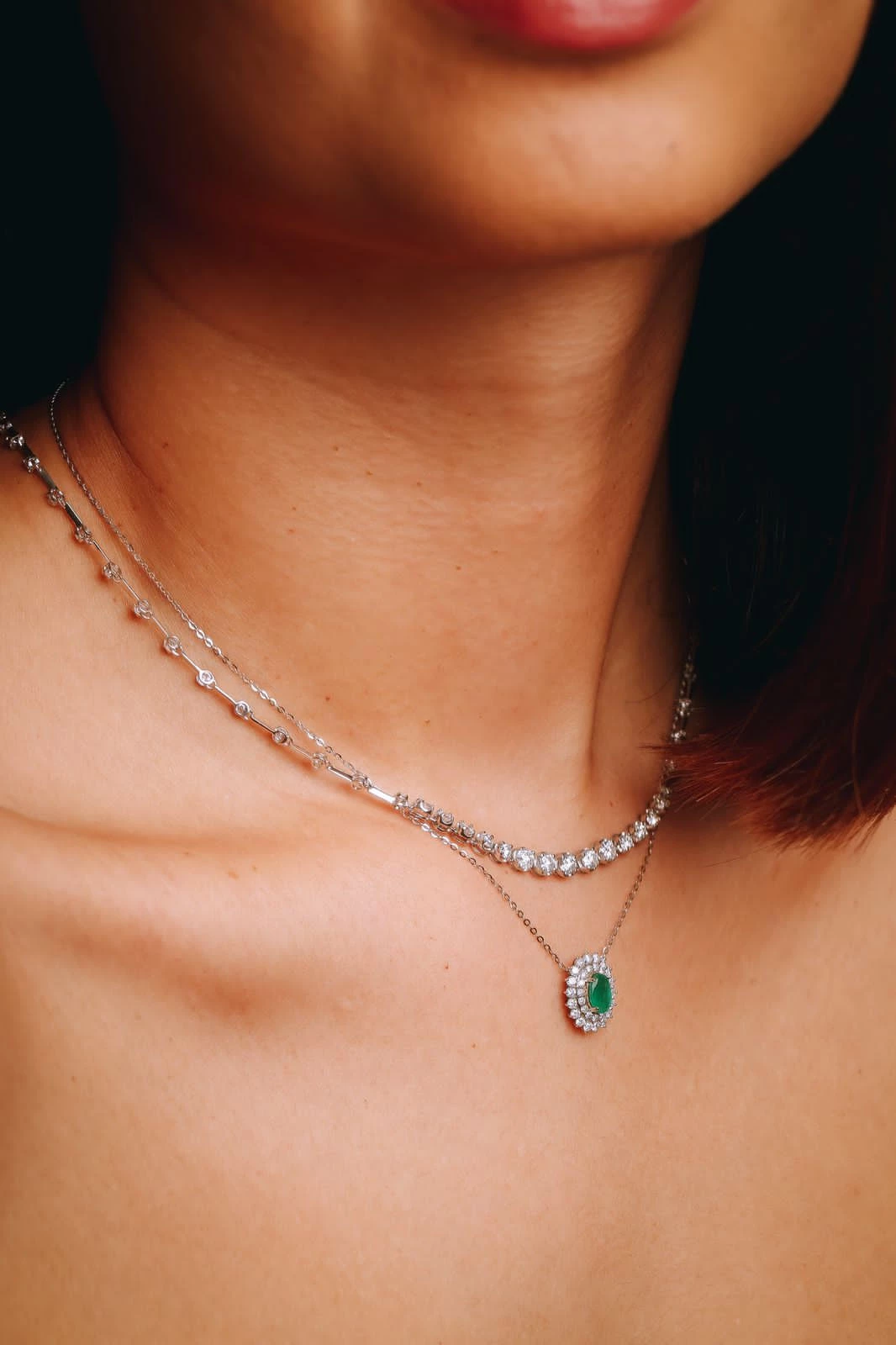 Gargantilha Esmeralda Oval com Diamantes em Ouro Branco