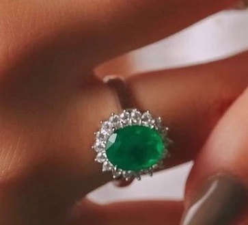 Anel Cravejado com Zircônia Esmeralda em Prata