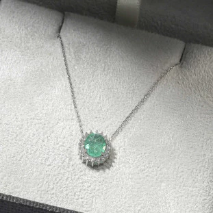 Gargantilha Cravejada Com Esmeralda E Diamantes Em Ouro Branco