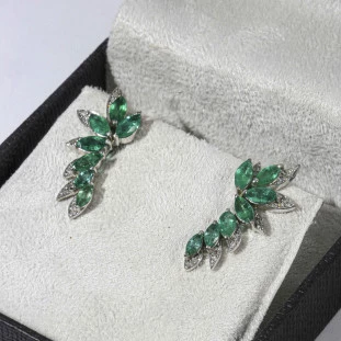 Brinco EarCuff Cravejado Com Diamantes e Esmeraldas Em Ouro Amarelo