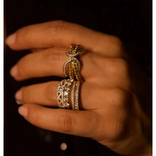 Meia Aliança com Diamantes em Ouro Amarelo
