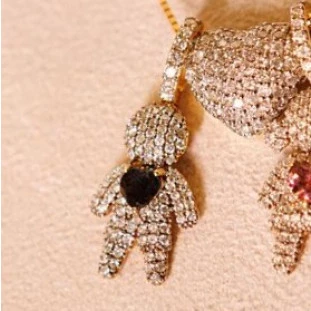 Pingente Menino Cravejado Com Diamantes e Tanzanita Em Ouro Amarelo