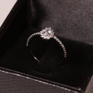 Anel Gota Cravejado Com Zircônias Em Prata